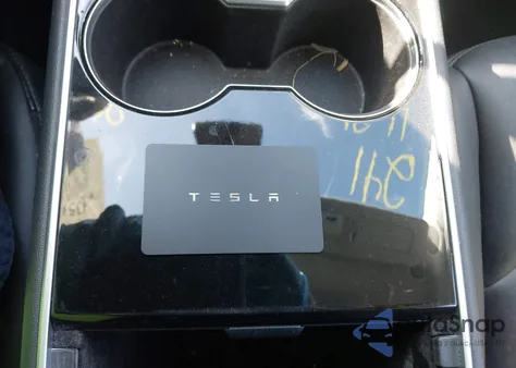 2020 Tesla Model Y Long Range Dual Motor All-Wheel Drive z USA, uszkodzony, nr VIN 5YJYGDEE2LF015390